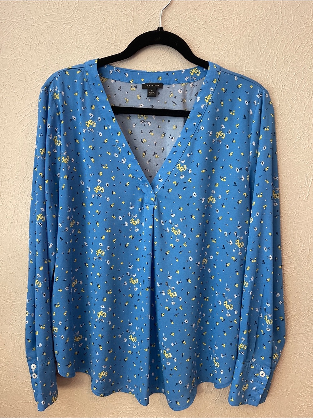 Ann Taylor Blue Floral V-Neck Blouse. Size Medium.
